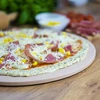 Kamen za pizzu s ručkom i nožem, od kordierita, okrugli 33 cm - 10 