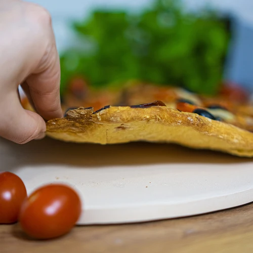 Kamen za pizzu s ručkom i nožem, od kordierita, okrugli 33 cm - 15