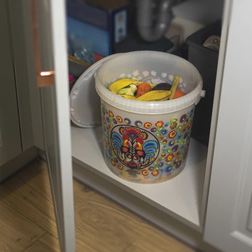 Kanta za hranu GWIOZDA - s poklopcem, 10 L - 8