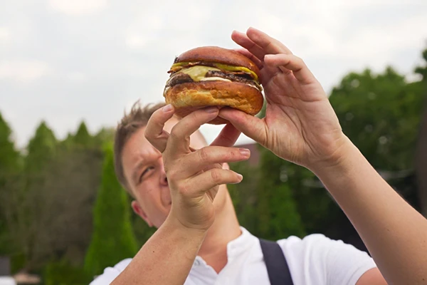 Burger s bananinim kečapom, slaninom i majonezom s viskijem