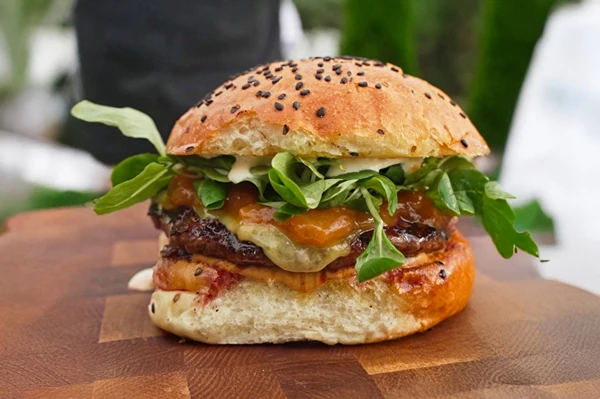 Burger s džemom od breskve – isprobaj ovu kombinaciju