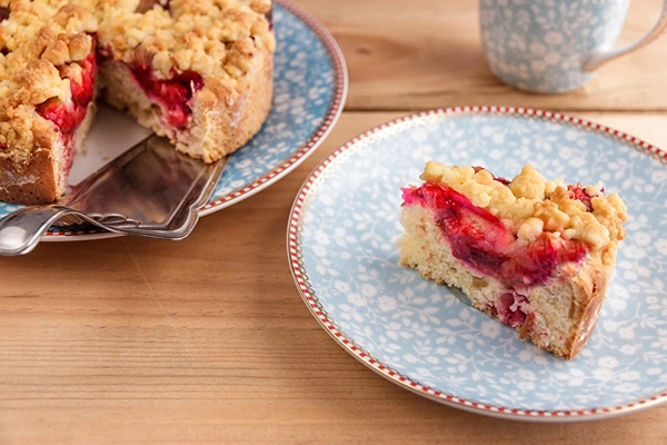 Dizani kolač bez miješenja s jagodama