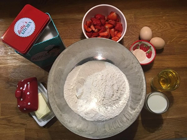 Dizani kolač bez miješenja s jagodama