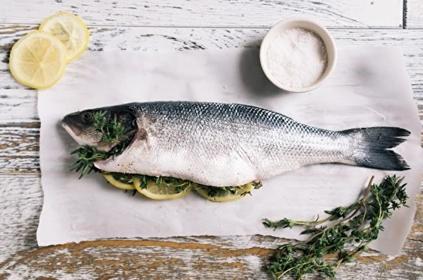 Domaća dimljena pastrva u koprovom pacu