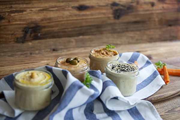 Humus u različitim varijantama okusa