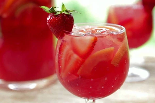 Jagodno vino s notom cvjetova crne bazge