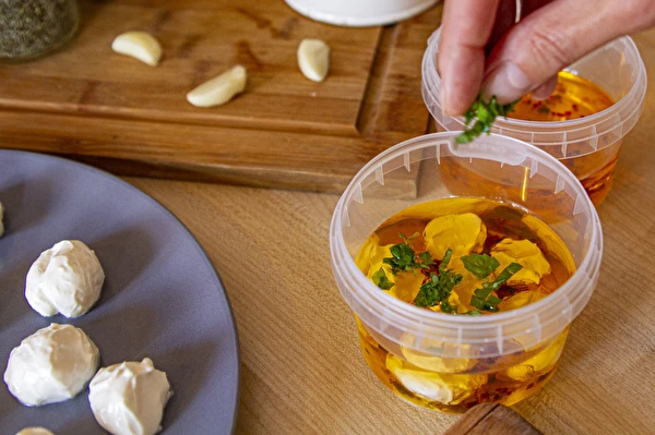 Jogurtne kuglice u maslinovom ulju sa začinima