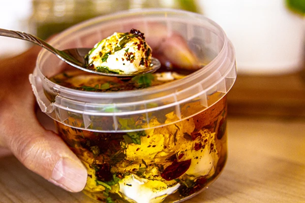 Jogurtne kuglice u maslinovom ulju sa začinima