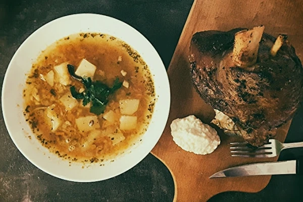 Juha od graška s koljenicom