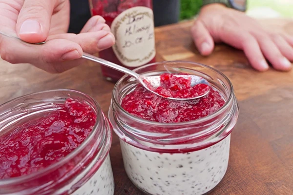 Kokosov chia puding s džemom od malina