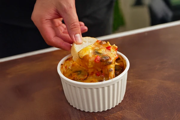Rozpływający się camembert z dżemem brzoskwiniowym