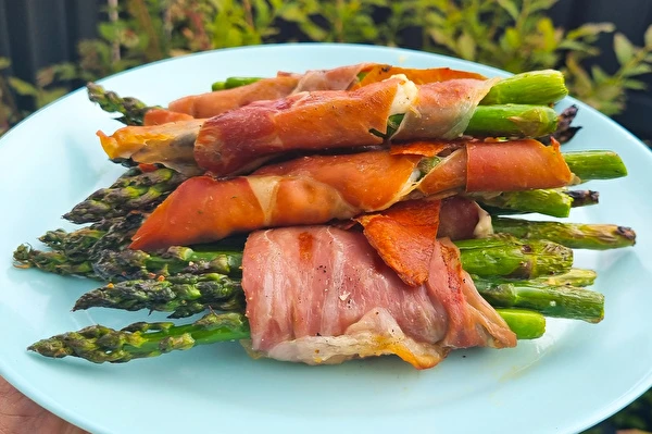 Zelene šparoge u parmskoj šunki s plinskog roštilja